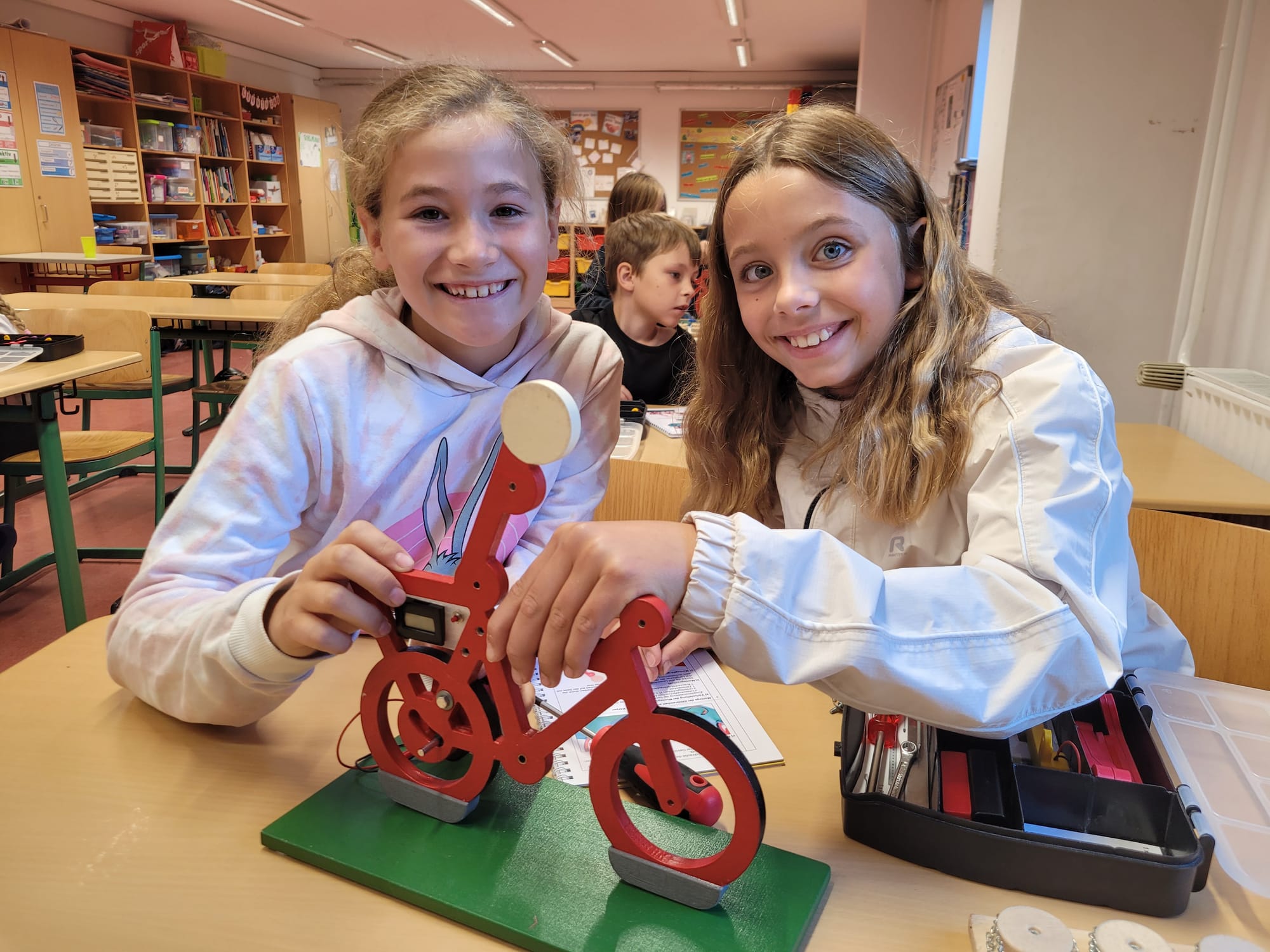 Kleine Architekten und Konstrukteure in Aktion: Projekt „3D-Technik“ begeistert Viertklässler der Gustav-Steinacker-Grundschule